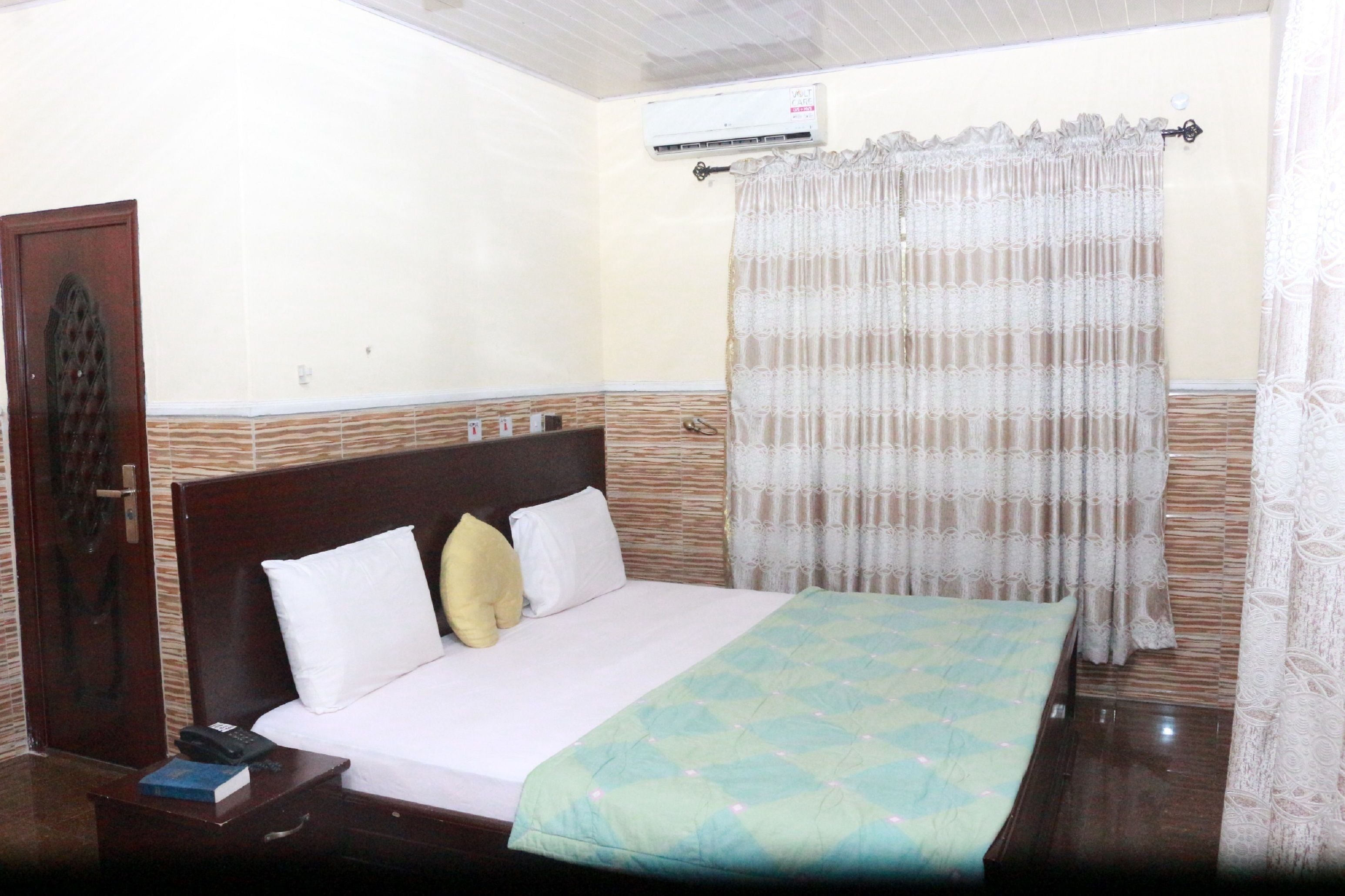 Standard Room | In-room safe, desk, bed sheets