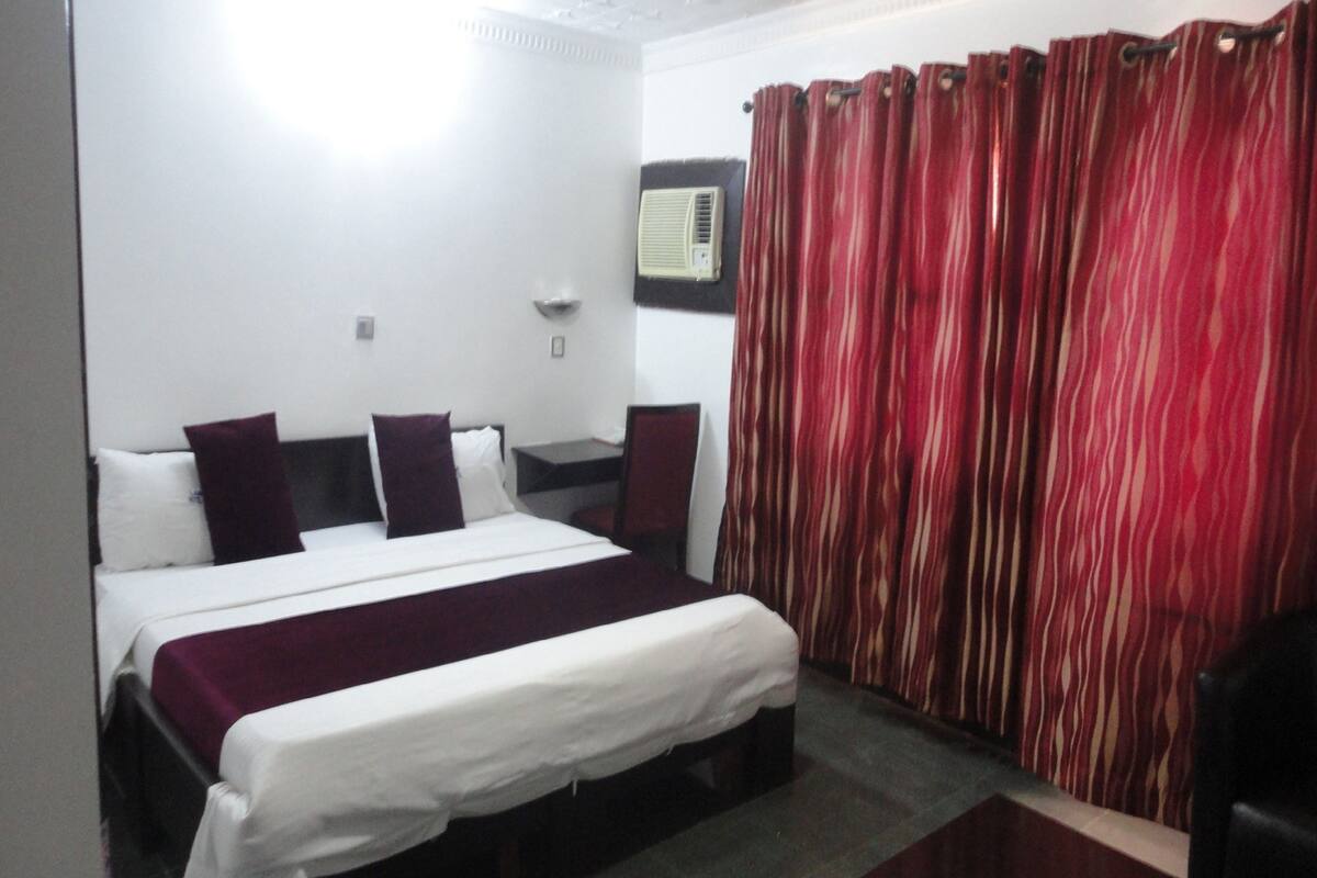 Deluxe Room | Desk, laptop workspace, WiFi (free), bed sheets