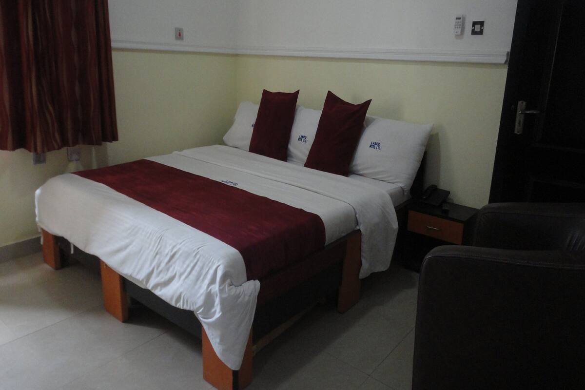 Desk, laptop workspace, WiFi (free), bed sheets