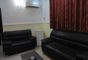 Suite | Living area | Flat-screen TV - Labod Hotel (Ibadan)