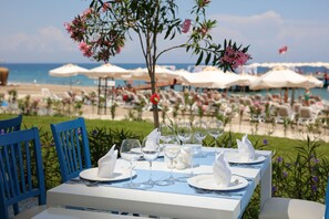 4 restaurants, breakfast, lunch, dinner served; international cuisine 