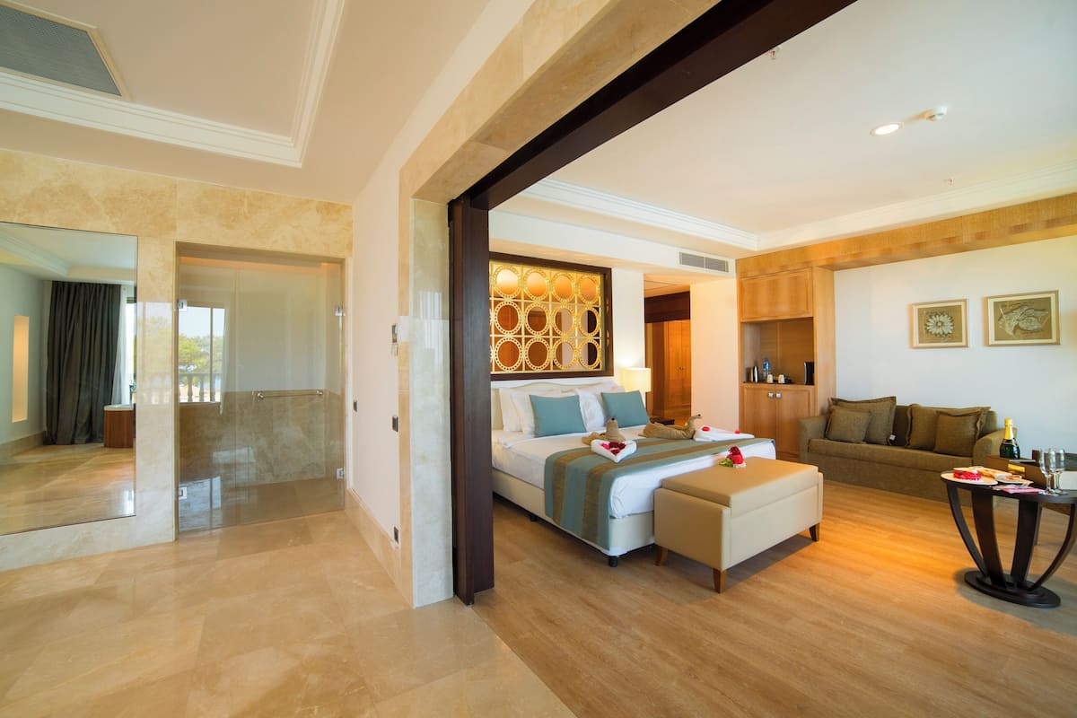 Honeymoon Executive Suit | Premium bedding, free minibar, in-room safe, desk