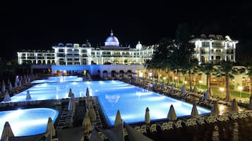 Piscina coperta, 2 piscine all'aperto, ombrelloni da piscina, lettini