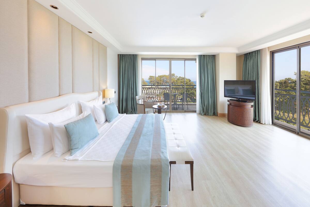 Deluxe Large room sea side view | Premium bedding, minibar (free items), in-room safe, desk