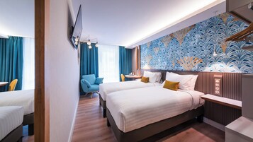 Ropa de cama de alta calidad y caja de seguridad en la habitación 