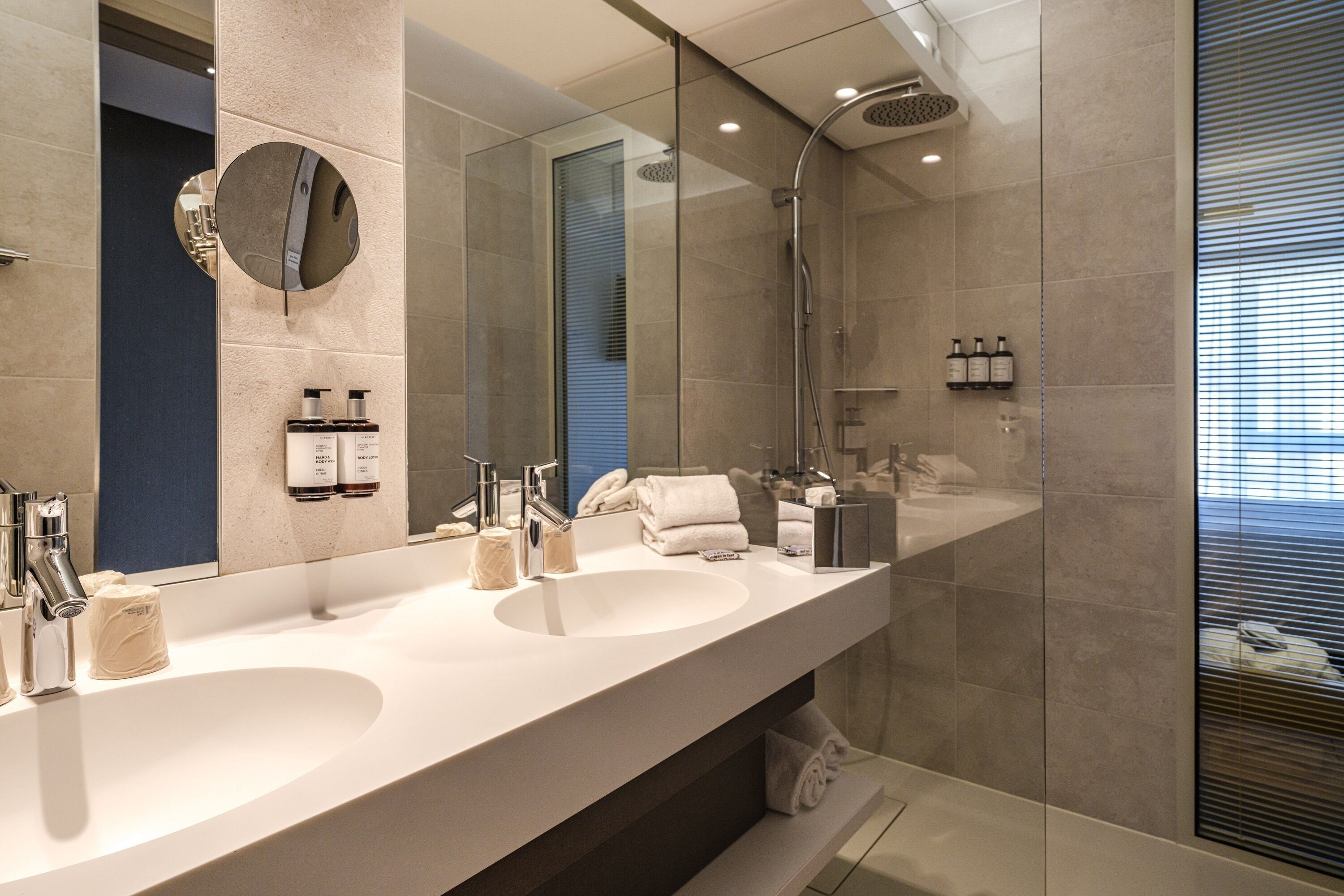 shower, rainfall showerhead, free toiletries, hair dryer