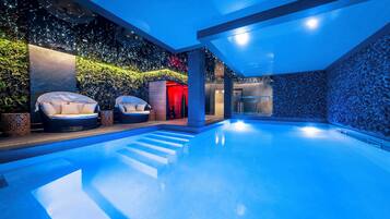 Inomhuspool med öppettider 08.00 till 00.00, och solstolar