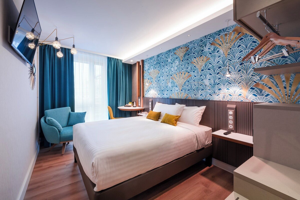 Luxe beddengoed, een kluis op de kamer, een laptopwerkplek