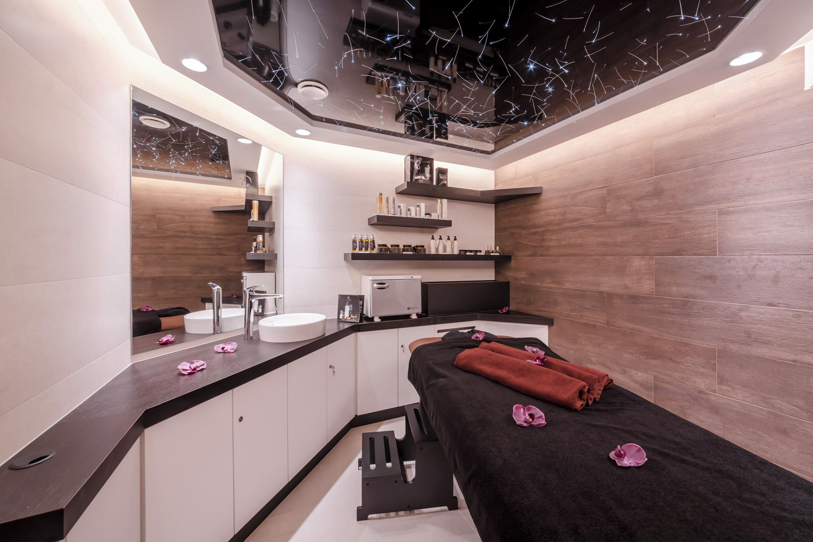 sauna, steam room, 1 treatment room, massages