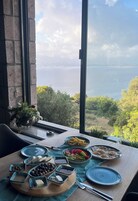 Desayuno con opciones de la cocina local incluido todos los días