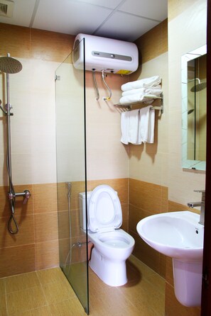 Kamar Double Standar | Kamar mandi | Shower, perlengkapan mandi gratis, pengering rambut, dan sandal