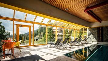 Innenpool, geöffnet von 07:00 Uhr bis 19:00 Uhr, LiegestĂŒhle