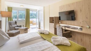 Comfort Double Room, Lake View | Minibar, in-room safe, desk, iron/ironing board - Panorama Hotel Turracher Höhe (Reichenau)