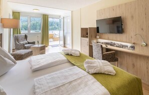 Comfort Double Room, Lake View | Minibar, in-room safe, desk, iron/ironing board - Panorama Hotel Turracher Höhe (Reichenau)