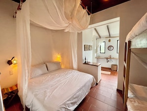 Chambre Confort double | Décor unique, ameublement unique, accès au Wi-Fi (inclus)
