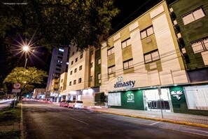 Façade de l’hébergement - soirée/nuit