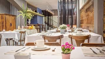 Café da manhã com buffet grátis todos os dias