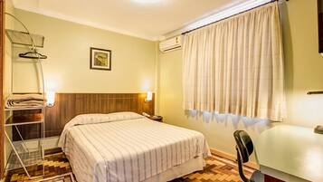 Frigobar, cofres nos quartos, escrivaninha