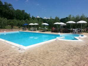 Piscine extérieure en saison