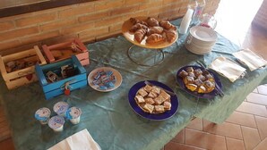 Een buffet met diverse gerechten, waaronder gebak, desserts en zuivelproducten.