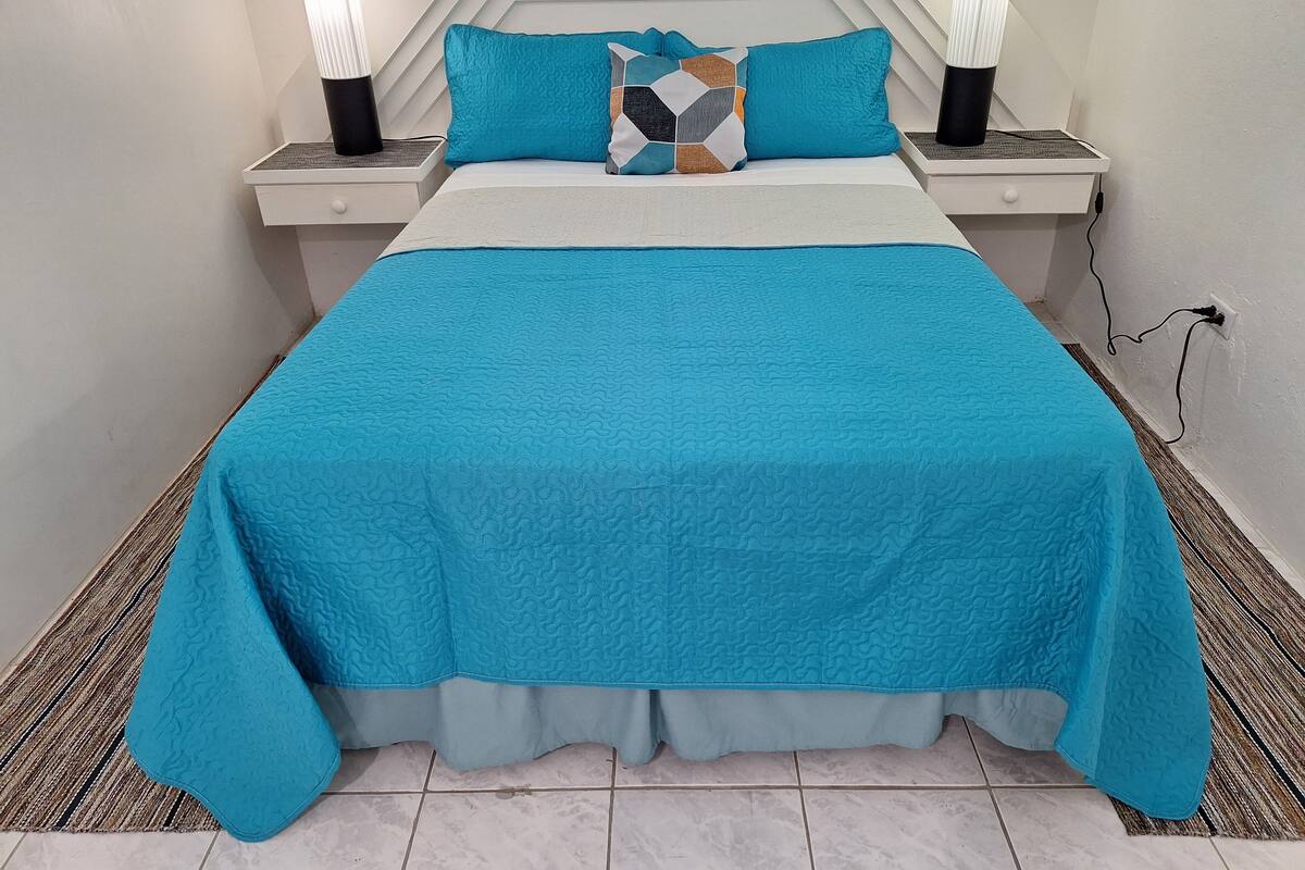 Studio Apartment (1 Bedroom) | Safe på rommet, strykejern/-brett og wi-fi (inkludert)