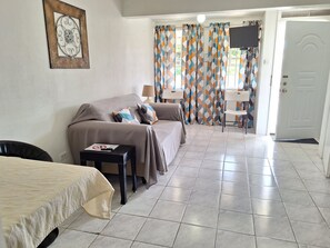 Studio Apartment (1 Bedroom) | Área de sala de estar | Televisión de pantalla plana 