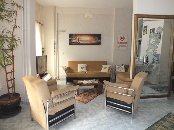 Lobby sitting area - Arden Pansiyon (Çanakkale)