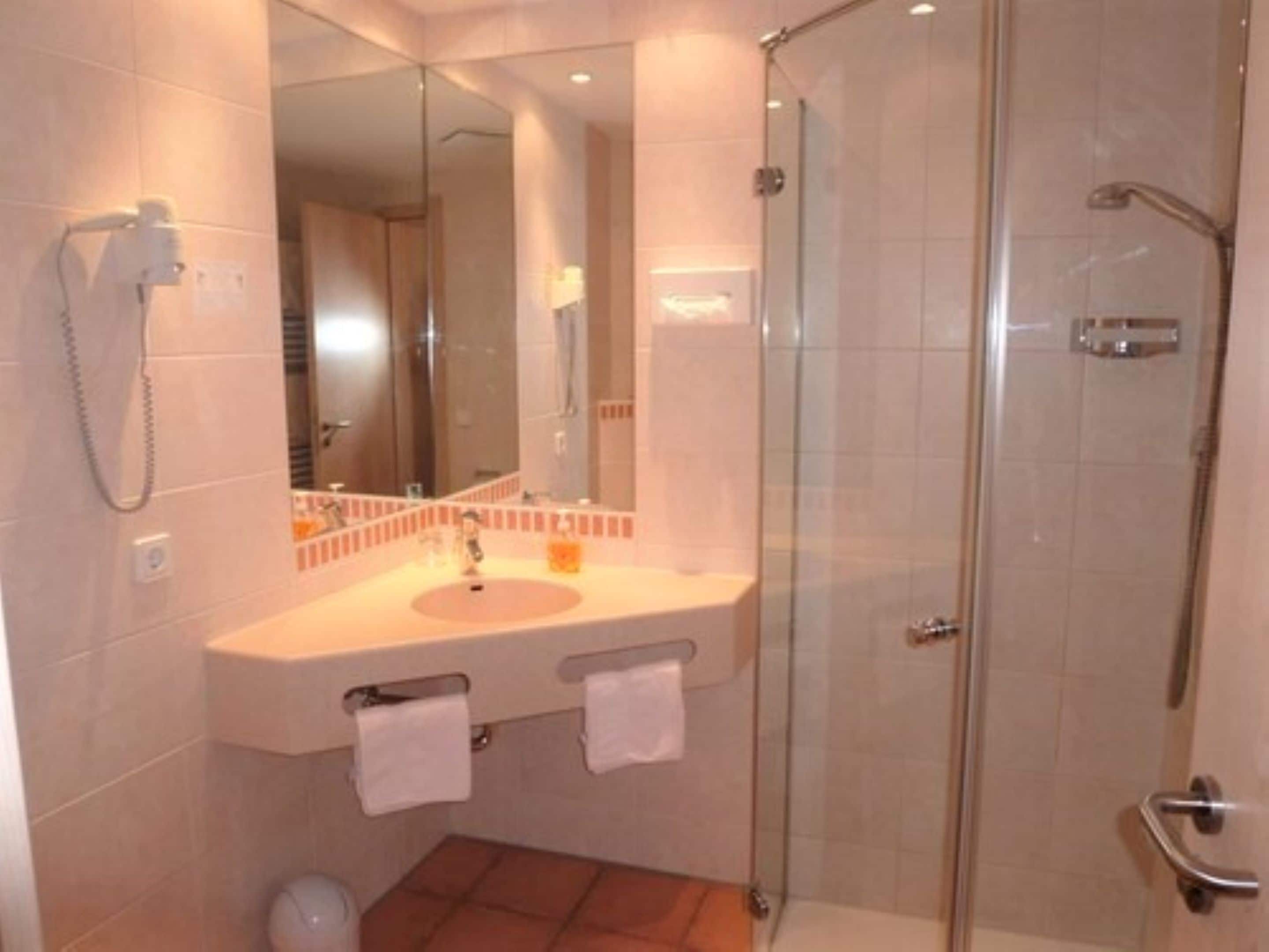 comfort double room | bathroom amenities | shower, free toiletries, hair dryer, towels