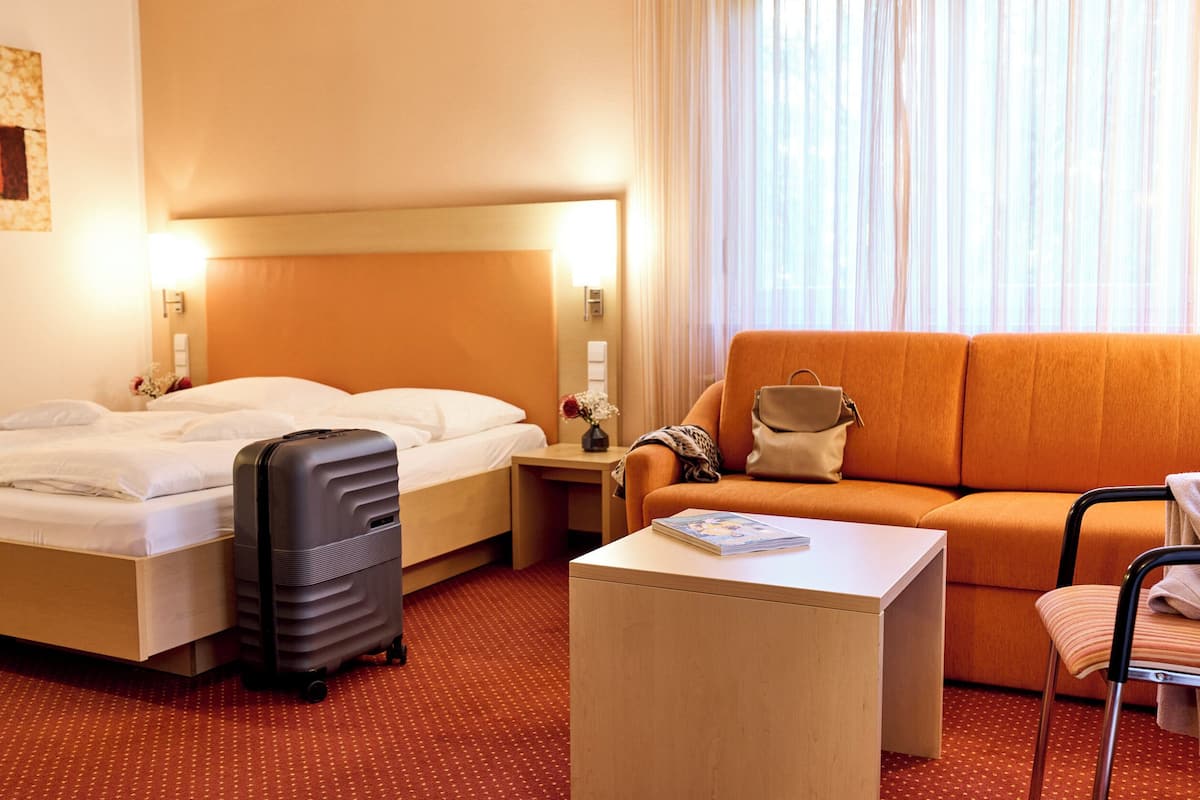 Hypo-allergenic bedding, in-room safe, desk, soundproofing