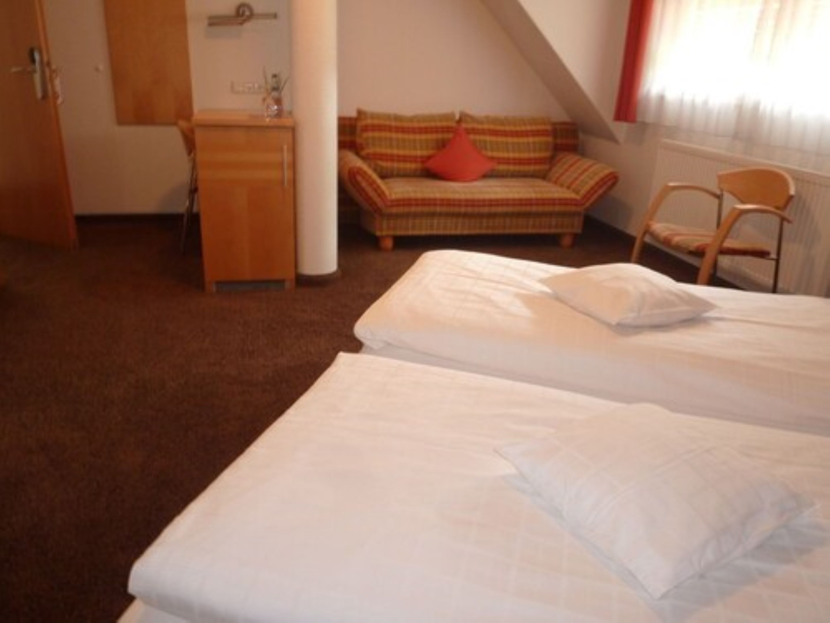 comfort single room | hypo-allergenic bedding, in-room safe, desk, soundproofing