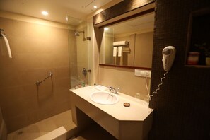 Deluxe Room, River View | Bathroom | Designer toiletries, hair dryer, bathrobes, slippers - Guleria Kothi (Varanasi)