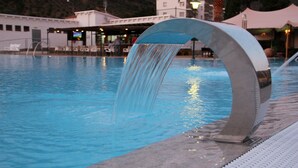 Une piscine agrémentée d’un élément décoratif aquatique.