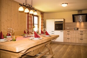 Apartment, 3 Schlafzimmer | Essbereich im Zimmer