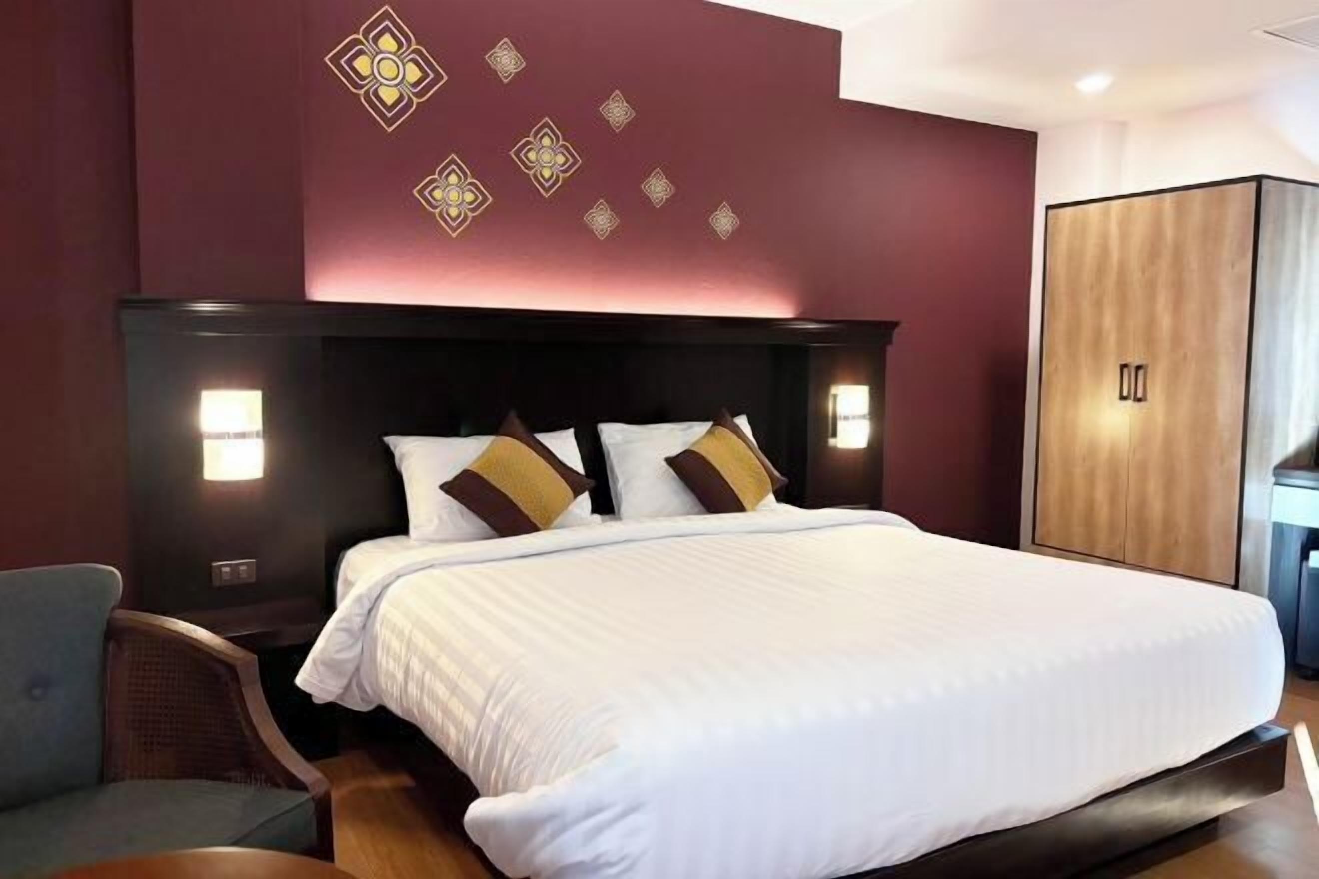 Desk, blackout curtains, free WiFi, bed sheets
