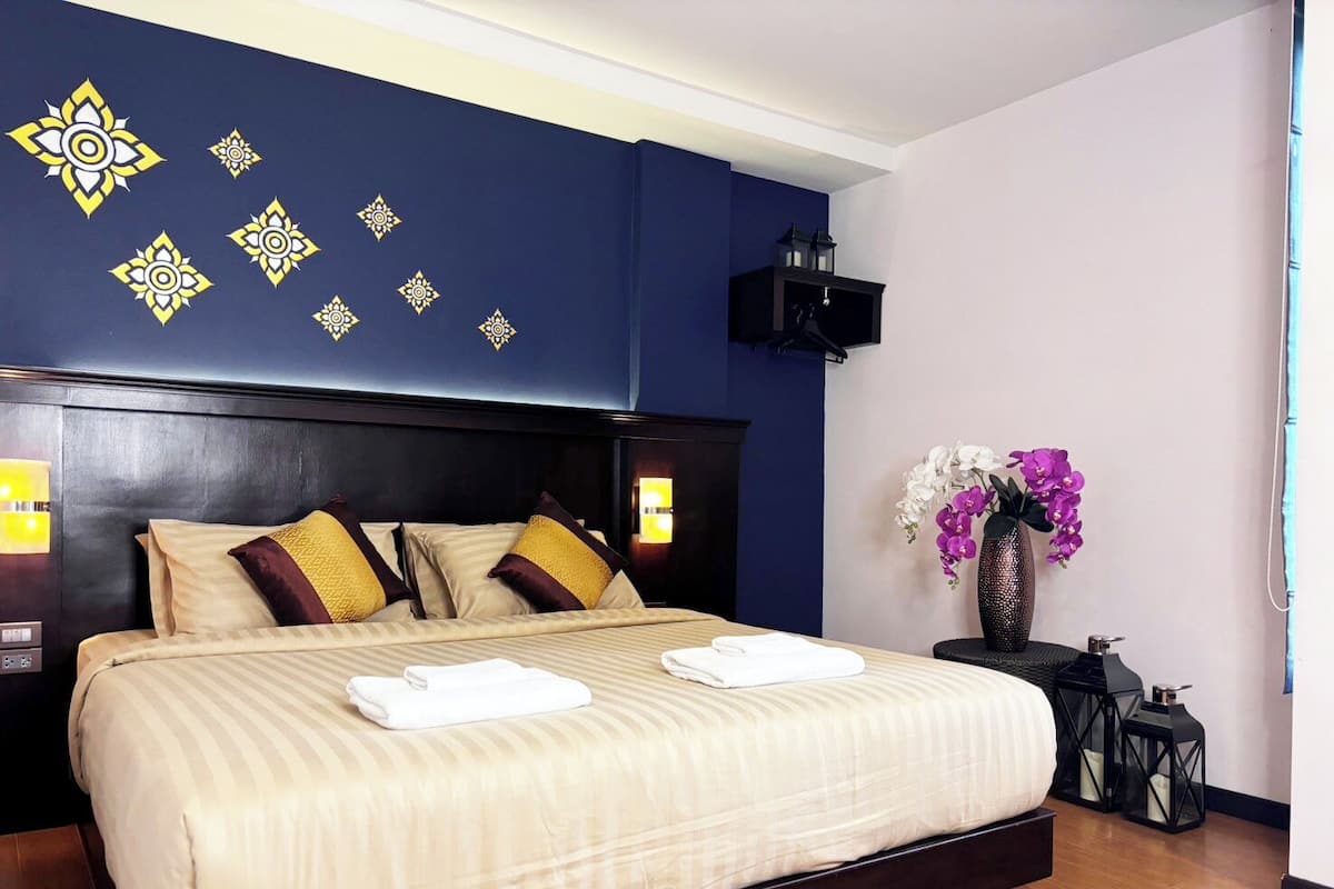 Deluxe tweepersoonskamer, 1 kingsize bed | Een bureau, verduisterende gordijnen, gratis wifi, beddengoed
