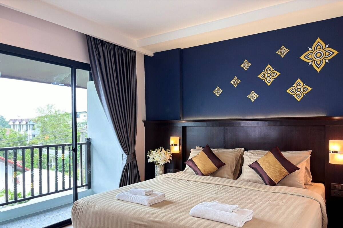 Deluxe tweepersoonskamer, 1 kingsize bed, niet-roken, balkon | Een bureau, verduisterende gordijnen, gratis wifi, beddengoed