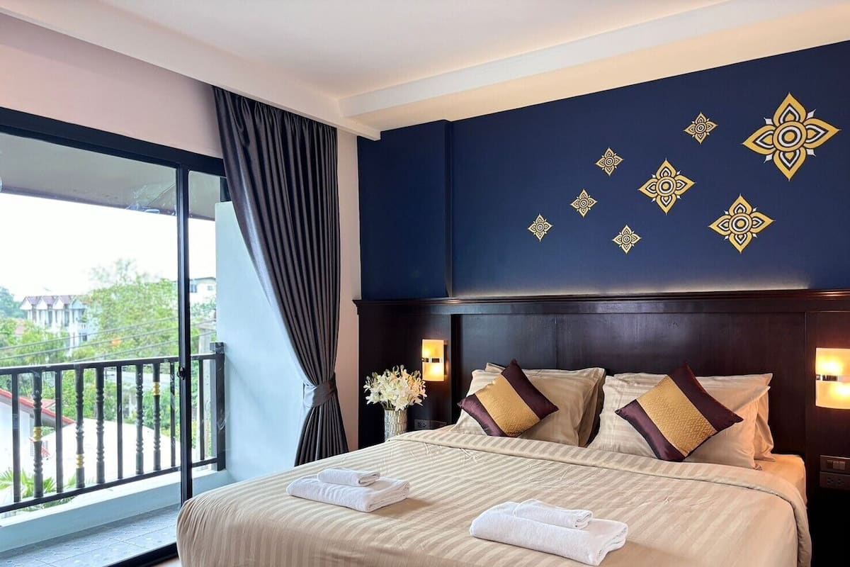 Deluxe tweepersoonskamer, 1 kingsize bed, niet-roken, balkon | Een bureau, verduisterende gordijnen, gratis wifi, beddengoed