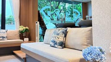 32-inch LCD TV with cable channels, TV