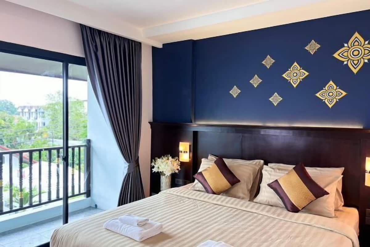 Escritorio, cortinas blackout, wifi gratis y ropa de cama