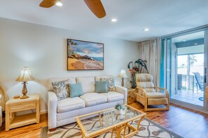 TV - Tranquil tropical retreat with pool, hot tub, and golf nearby (Lahaina)