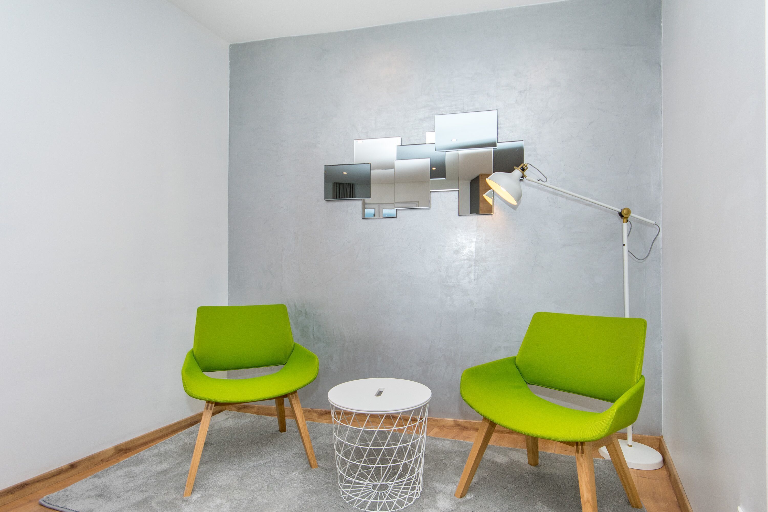 Minibar, caja de seguridad en la habitación y escritorio 