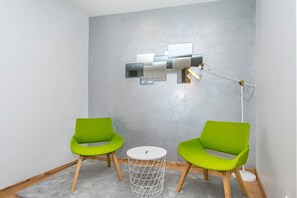 Deluxe kamer, 1 twee- of 2 eenpersoonsbedden, 1 tweepersoonsbed of 2 eenpersoonsbedden | Een minibar, een kluis op de kamer, een bureau, verduisterende gordijnen