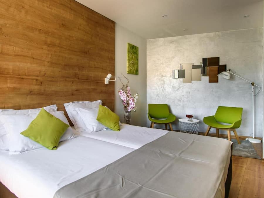 Minibar, safe på rommet, skrivebord og blendingsgardiner