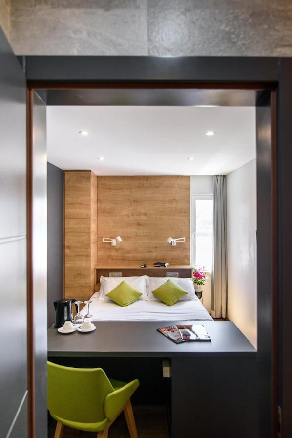 Minibar, coffres-forts dans les chambres, bureau, rideaux occultants