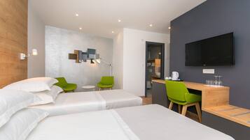 Deluxe kamer, 1 twee- of 2 eenpersoonsbedden, 1 tweepersoonsbed of 2 eenpersoonsbedden | Een minibar, een kluis op de kamer, een bureau, verduisterende gordijnen