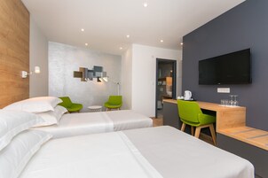 Quarto casal ou duplo luxo, 1 cama de casal ou 2 camas de solteiro, de frente para o mar | Frigobar, cofres nos quartos, escrivaninha, cortinas blackout