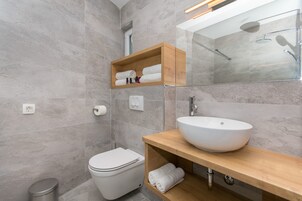 Quarto casal ou duplo luxo, 1 cama de casal ou 2 camas de solteiro, de frente para o mar | Pia do banheiro