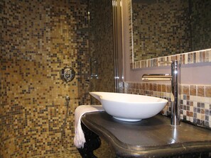 Luxury Double Room, Non Smoking | Bathroom sink - Il Burellino Wine & Resort (Montalcino)