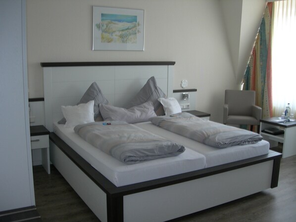 Doppelzimmer | Hochwertige Bettwaren, Minibar, Schreibtisch, Zustellbetten