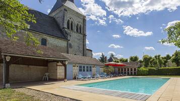 Piscine extérieure, cabanons gratuits, parasols de plage
